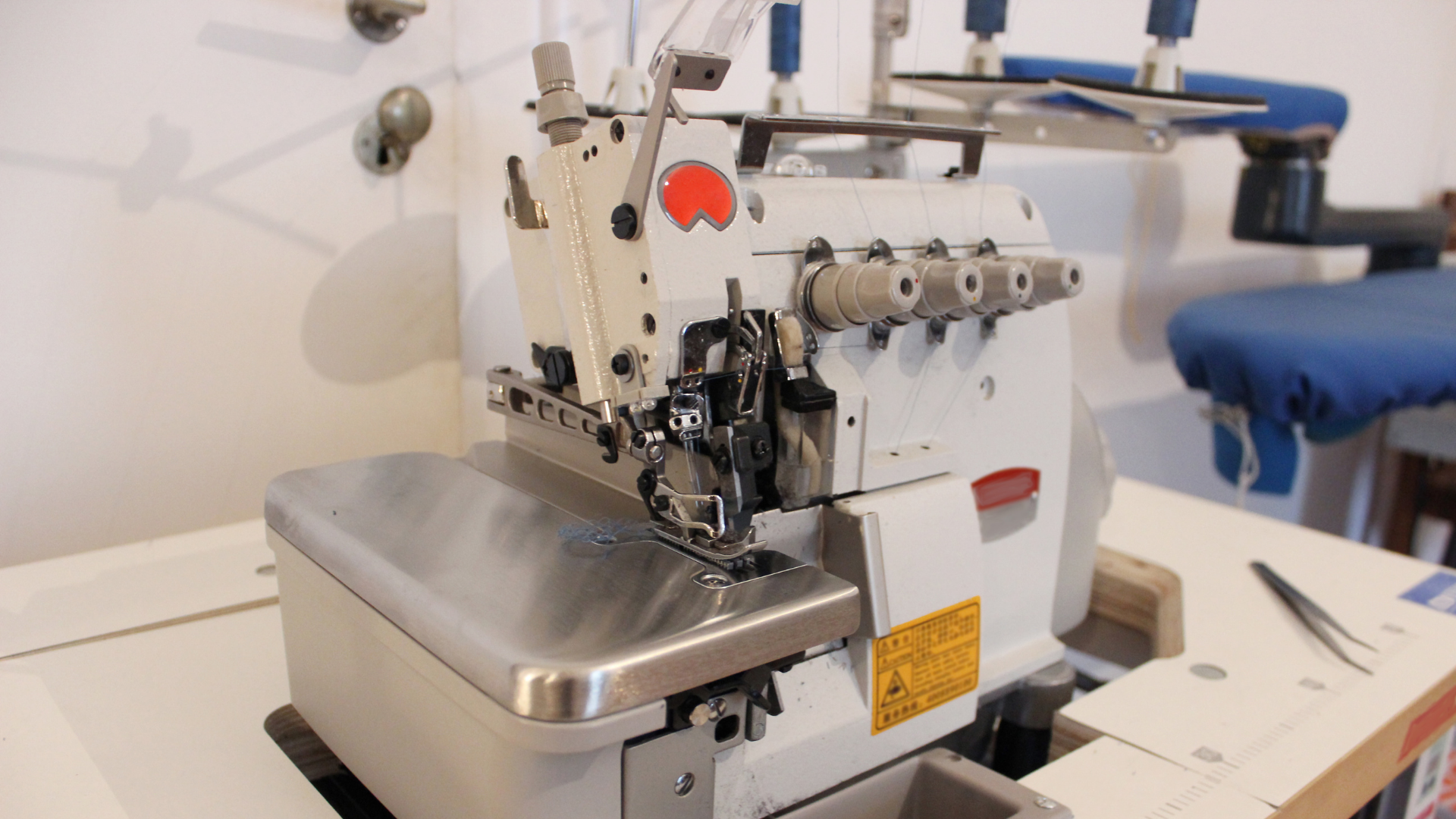 Read more about the article 3 BEST Sewing Machines for Heavy Fabrics in 2023