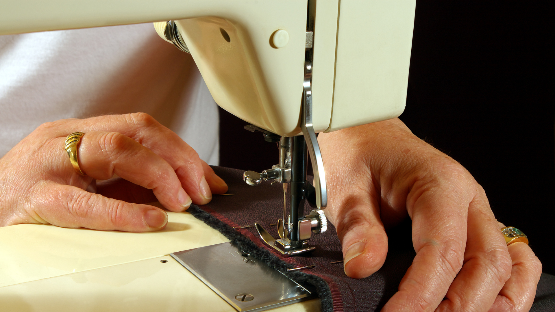 Read more about the article Adjust Your Sewing Machine Tension Like A Pro
