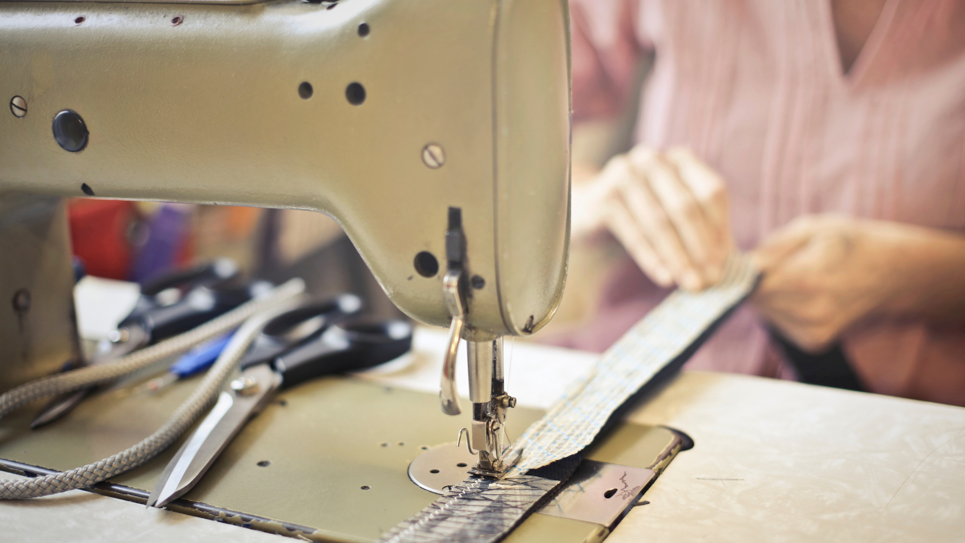 Read more about the article How to Easily End A Stitch on a Sewing Machine