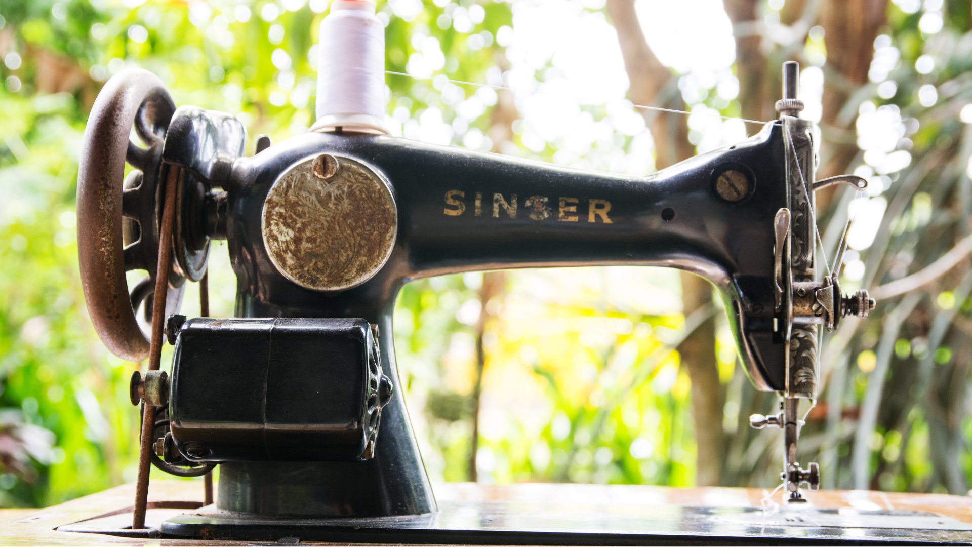 Read more about the article Polish A Vintage Singer Sewing Machine With These Easy Steps