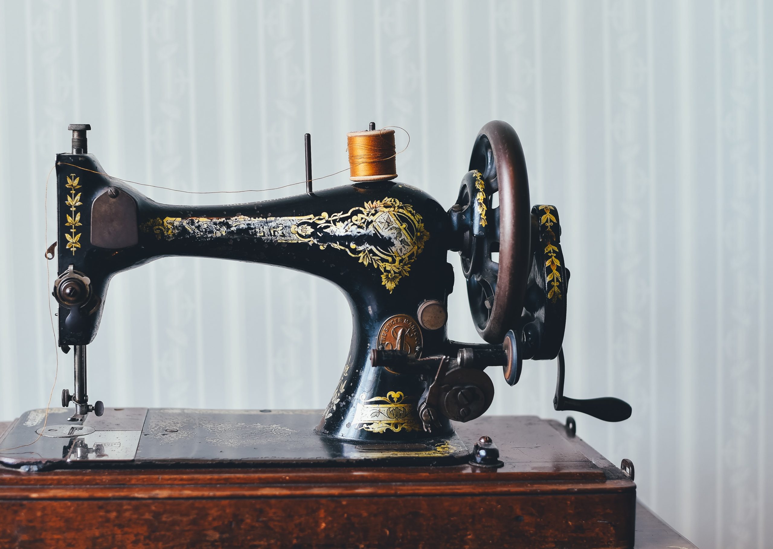 Read more about the article What Is a Treadle Sewing Machine: Parts, How It Works, And Brief History